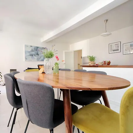 Monti Spacious Apartment 2-3